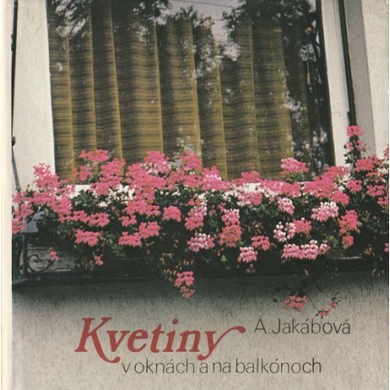Kvetiny v oknách a na balkónoch